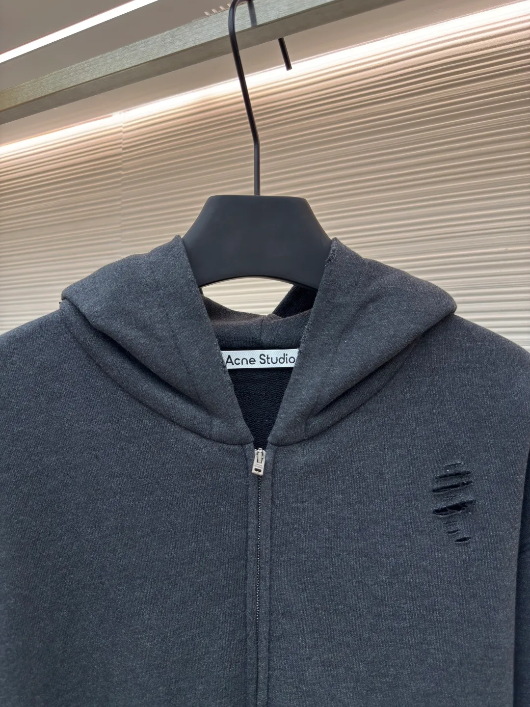 Acne Studios ripped distressed logo zipper jacket ●Authentic product: 4500 purchased and developed ●Item number: 1680386-B35 ●Fabric: Dream double-strand cotton plain fabric ●Technology: Distressed printing ●Version: Loose version ●Weight: about 685 grams ●Size: S-M-L-XL ●Description: Customized dream double-strand cotton plain fabric with excellent texture and comfortable skin fit The main color is deep black, which is like the mottled rust on ancient copperware. The unruly soul of AcneStudios is engraved on the chest. The clever integration of hole elements and wanton swaying on the black canvas is a deliberate rebellion and a break away from the shackles of tradition. It is unique in the wave of trends. Glue printing is used. The chest printing is modified three times with the film screen. The glue liquid paint is used to print the pattern on the fabric. The fabric is baked to fix the printed pattern. Many parts of the body of the garment are worn and worn by pure artificial regularity, and hand brush marks are added to the surface of the garment to add texture and depth to imitate the texture of natural wear and tear. The fabrics have been washed to give them a better feel and texture. They are not easy to deform, shrink or fade, and maintain their long-lasting beauty. The overall color is consistent with no color difference. It can be matched with the same style to create a fashionable look, and can be used in various occasions. Customized accessories, complete with three standards, the same style for men and women!